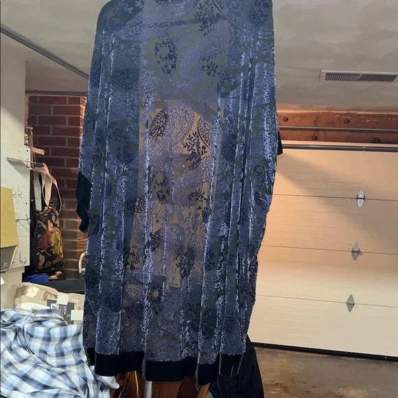 NWOT- Ariat Blue and Black Sheer Kimono with intricate blue velvet pattern - Picture 5 of 5